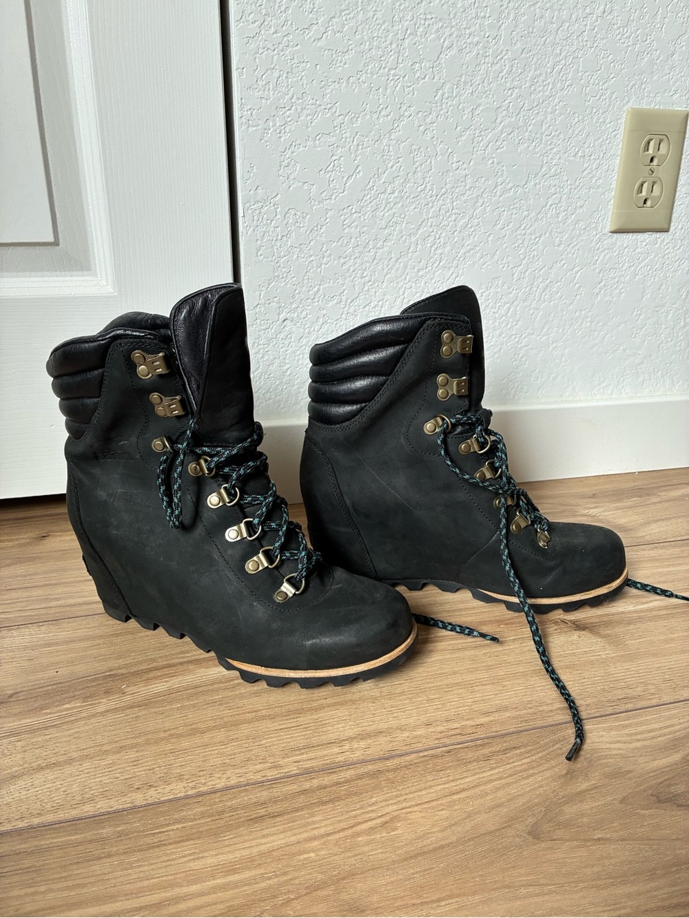 Women's Sorel Black Wedge Lace-Up Ankle Boots Gorpcore Granola
